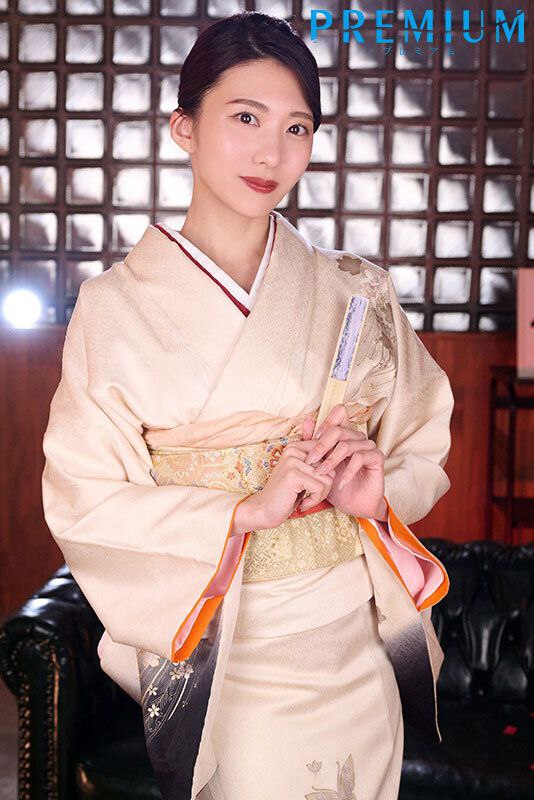 颜值不错骚气妹子户外自慰秀 开裆灰丝路边椅子上拉扯跳蛋喷水还有人经过 很是诱惑喜欢不要错过骚逼淫荡对白